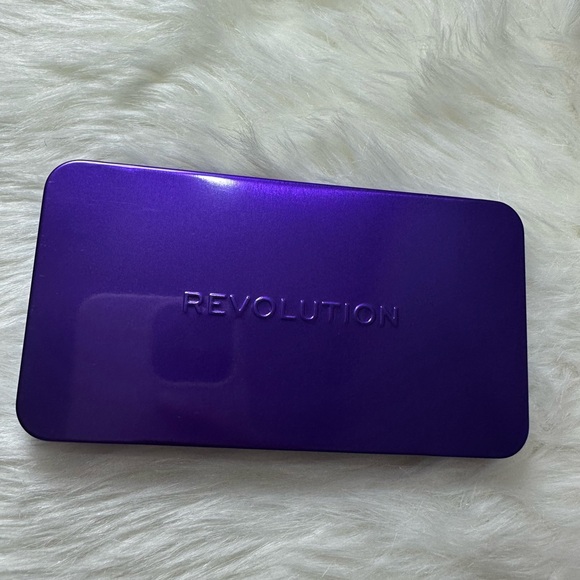 🚨 3/$25 🚨 Revolution mesmerized Eyeshadow Palette - 8 shades - Picture 2 of 6